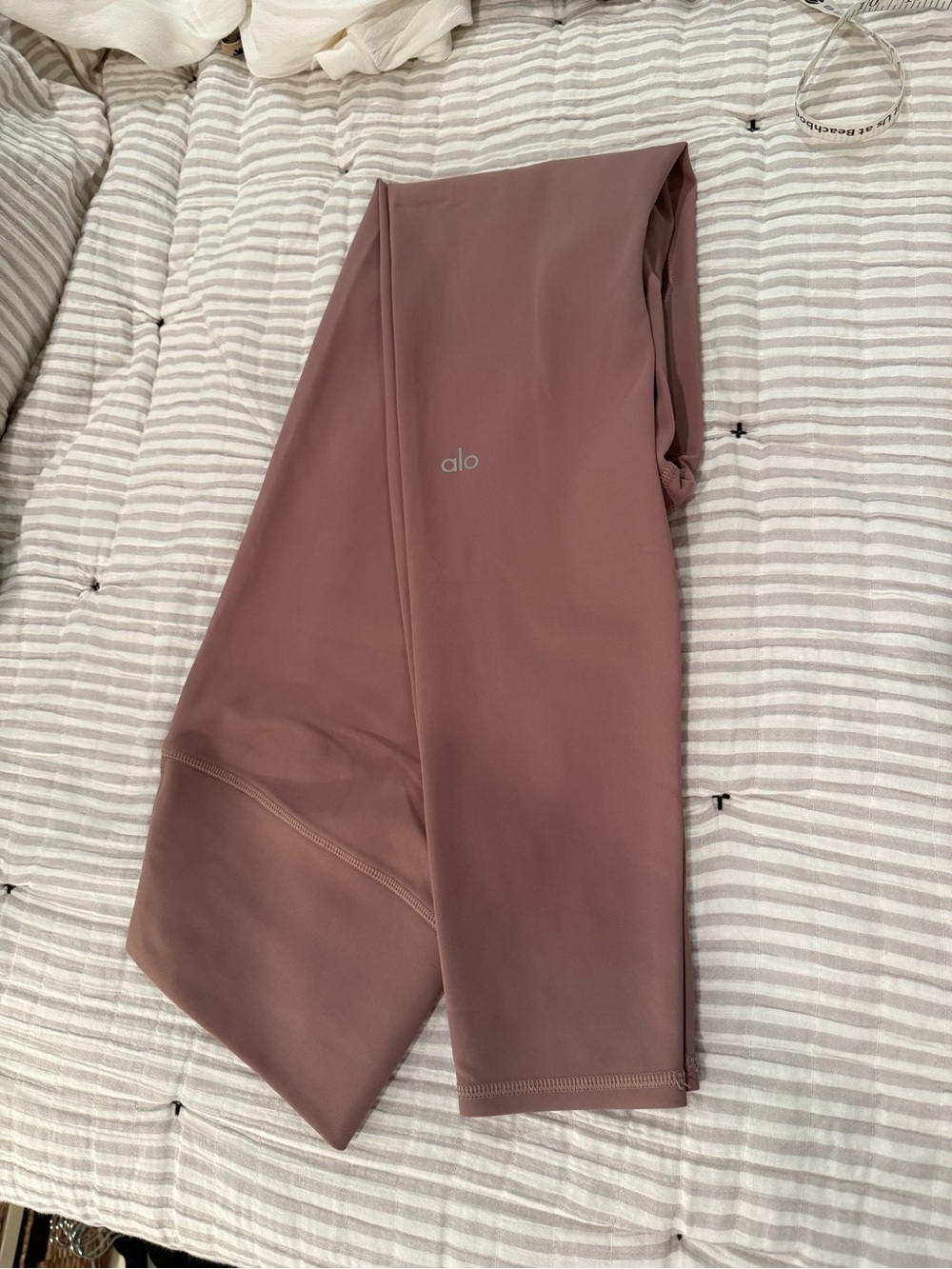 Alo High-Rise Ripped Leggings in Mauve L - Picture 4 of 4